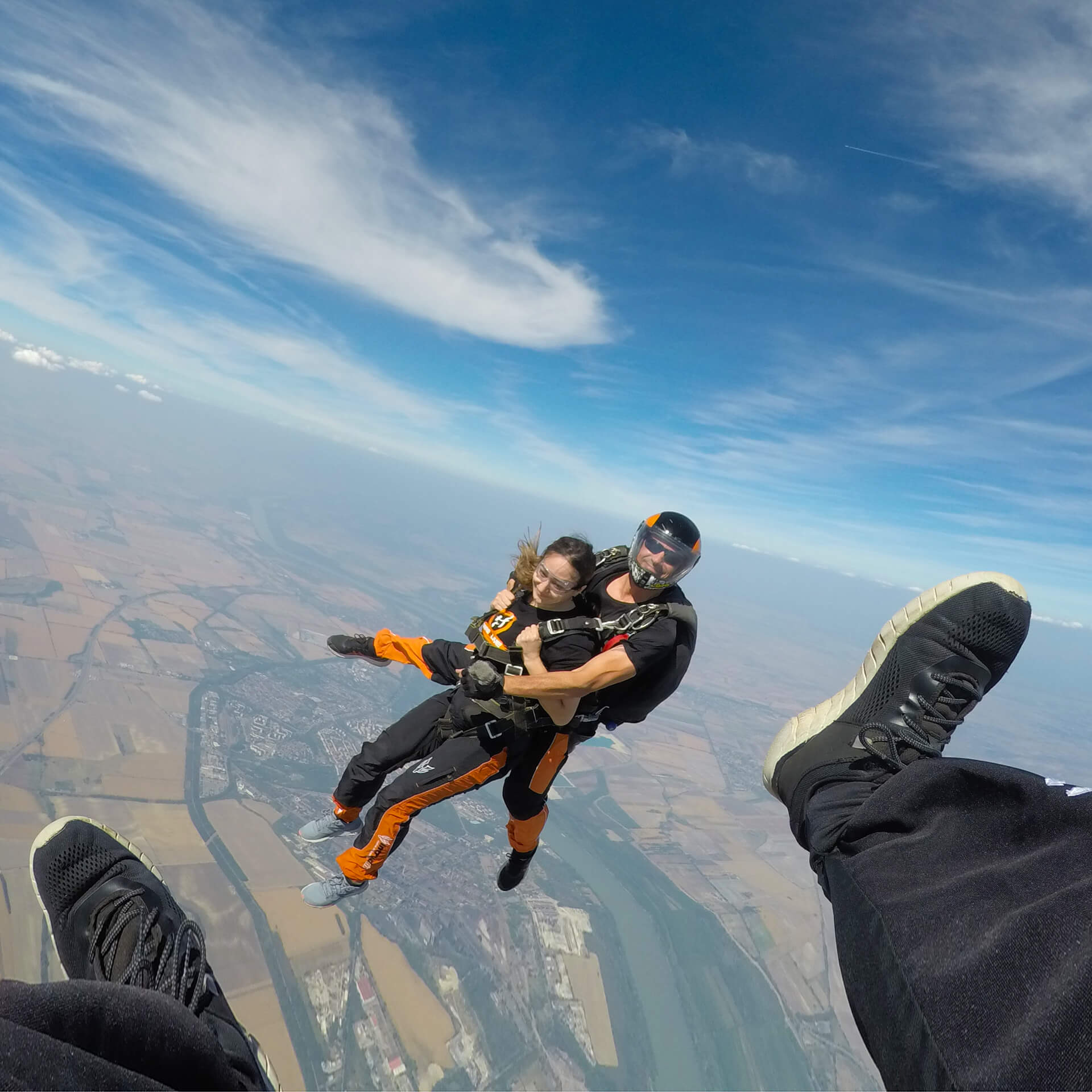 ejtoernyos-tandemugras-szabadeses-hero-m Ejtőernyős tandemugrás - tandemutas és ejtőernyős oktató több ezer méter magasan a levegőben szabadesés közben.