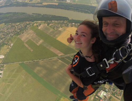 Ballagási ajándék, ami tényleg emlékezetes: tandemugrás ajándékkártyával